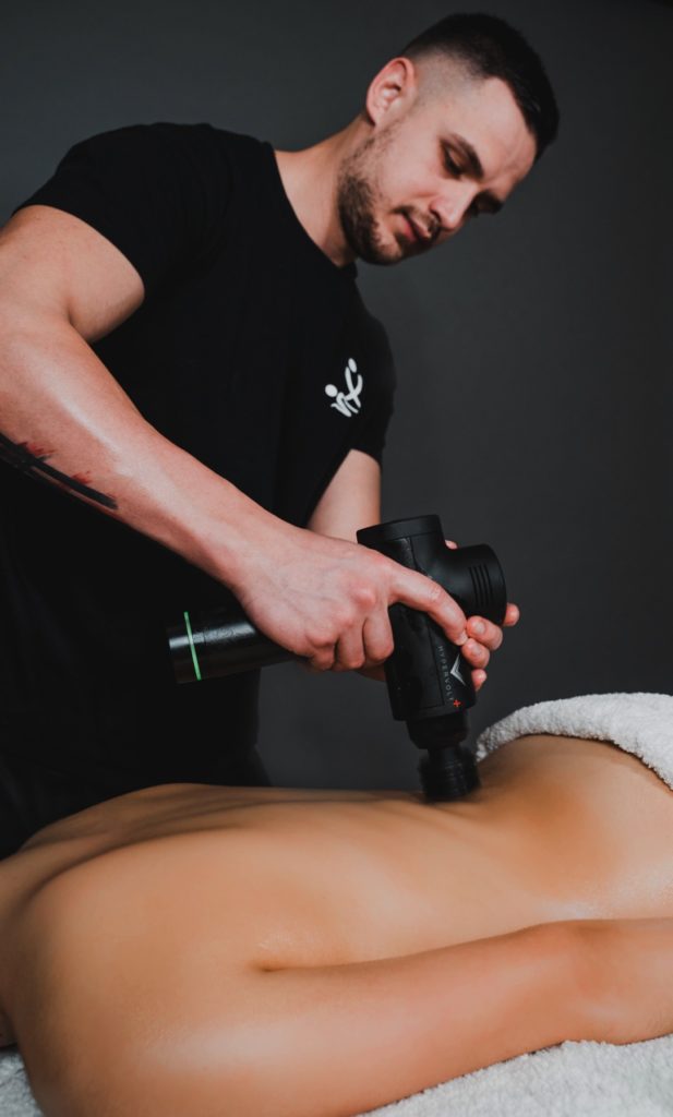 κρουστικό μασάζ στο σπίτι με συσκευή μασάζ δόνησης