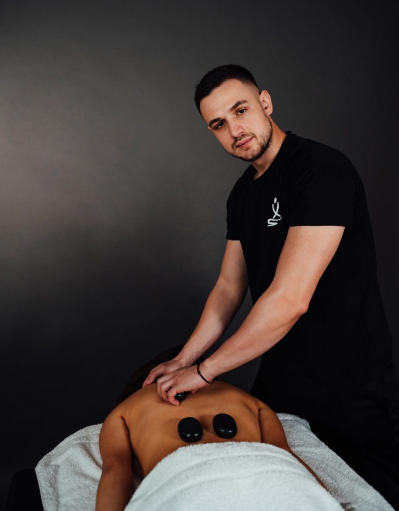 μασάζ με ζεστές πέτρες στην πλάτη Αθήνα