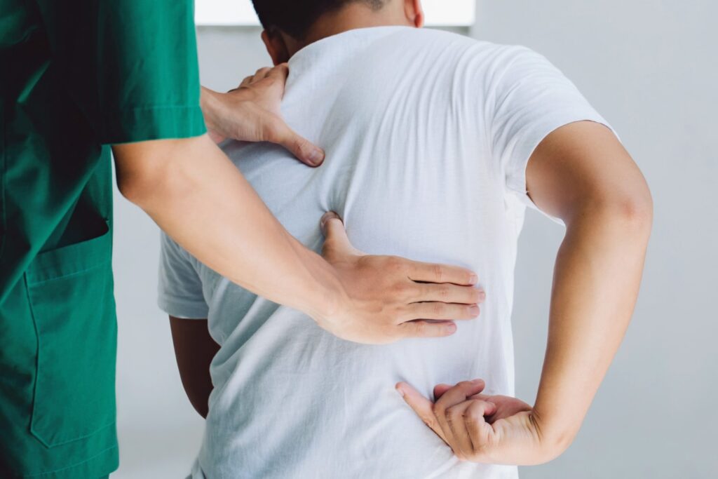 θεραπευτής μασάζ βοηθά με τον πόνο στη πλάτη