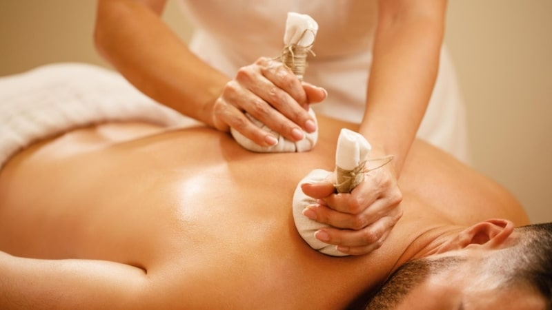 ταιλανδέζικο μασάζ (thai massage) με detox herbal balls