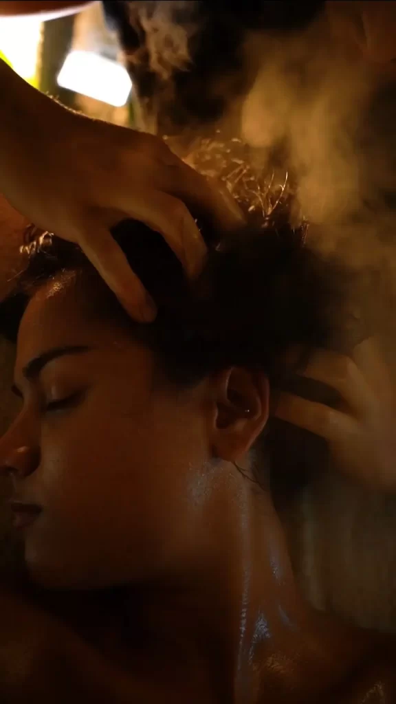 γυναίκα κάνει μασάζ κεφαλής και προσώπου από θεραπευτή σπα