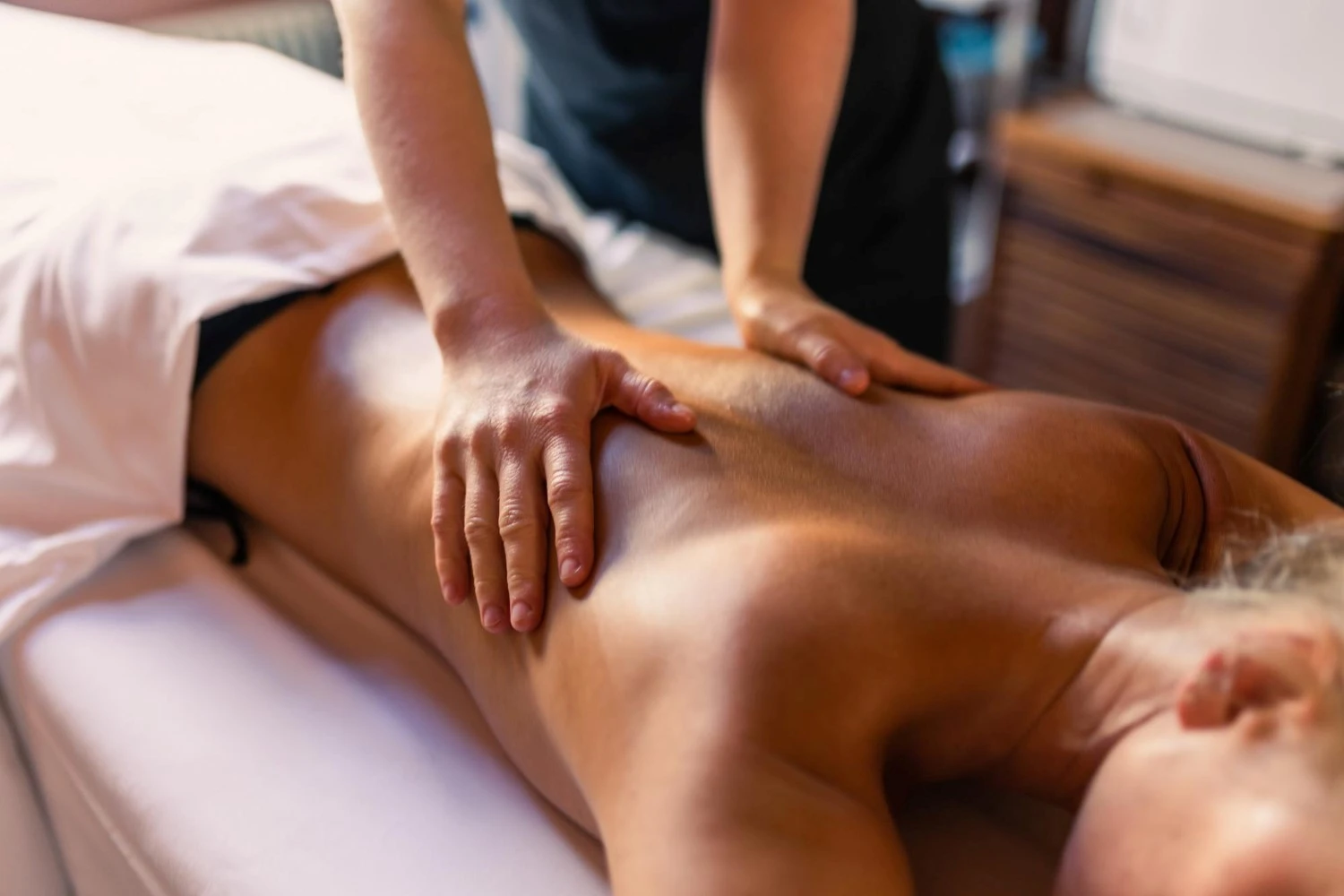 Full body massage με ρευστές κινήσεις στην πλάτη σε χαλαρωτικό spa περιβάλλον