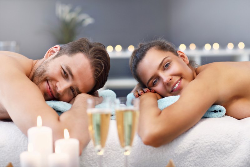 After-Work Couples Reset 50’ με 2 θεραπευτές. Πλάτη αυχένας ώμοι και επιλογή κεφάλι ή πόδια. Άμεση αποφόρτιση μετά τη δουλειά. 100€ το ζευγάρι.