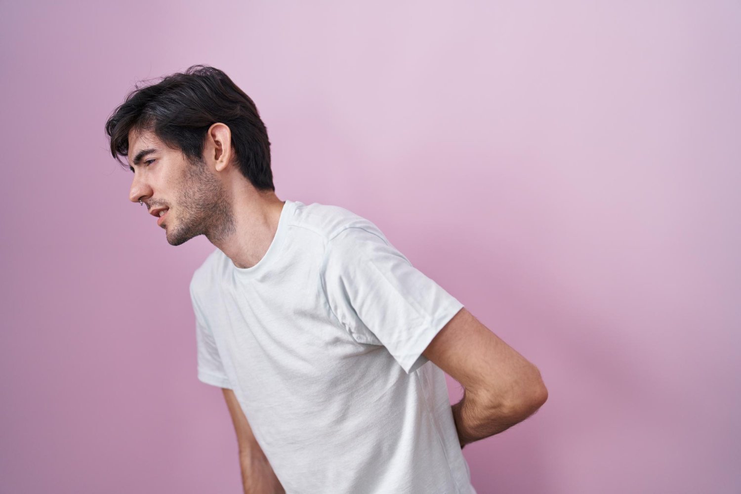 Άτομο με οξύ πόνο απο ψύξη στην πλάτη