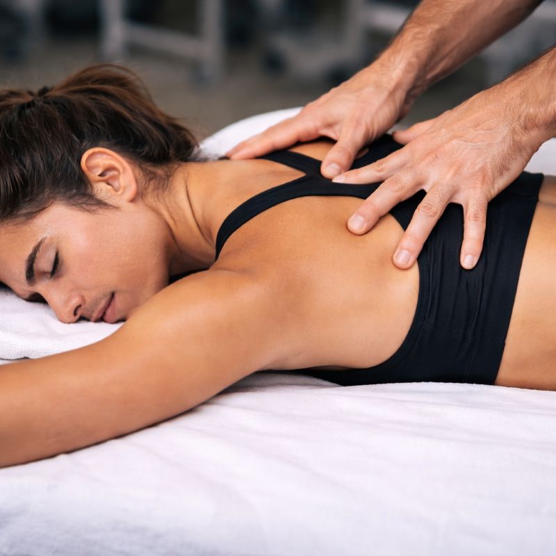 Αθλητικό μασάζ στην ωμοπλάτη με στοχευμένη πίεση από θεραπευτή