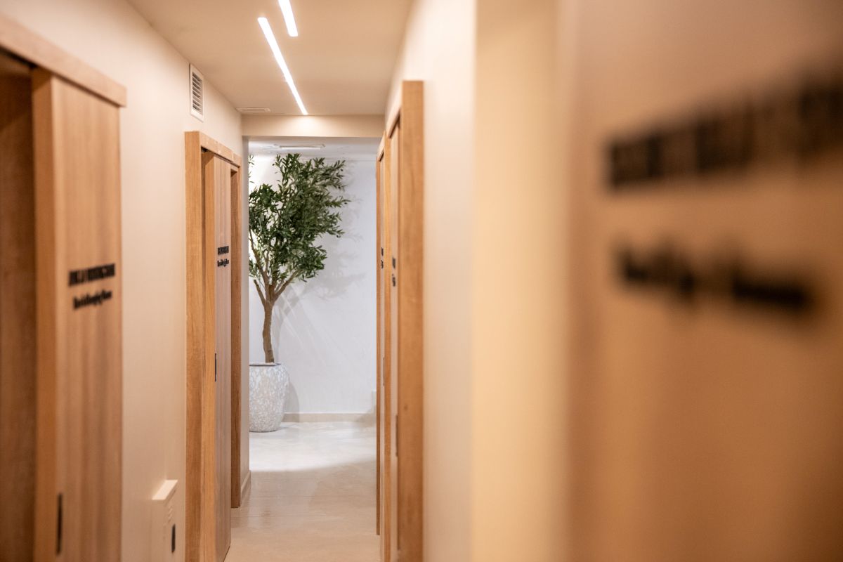 Διάδρομος spa με ξύλινες πόρτες και φυτά
