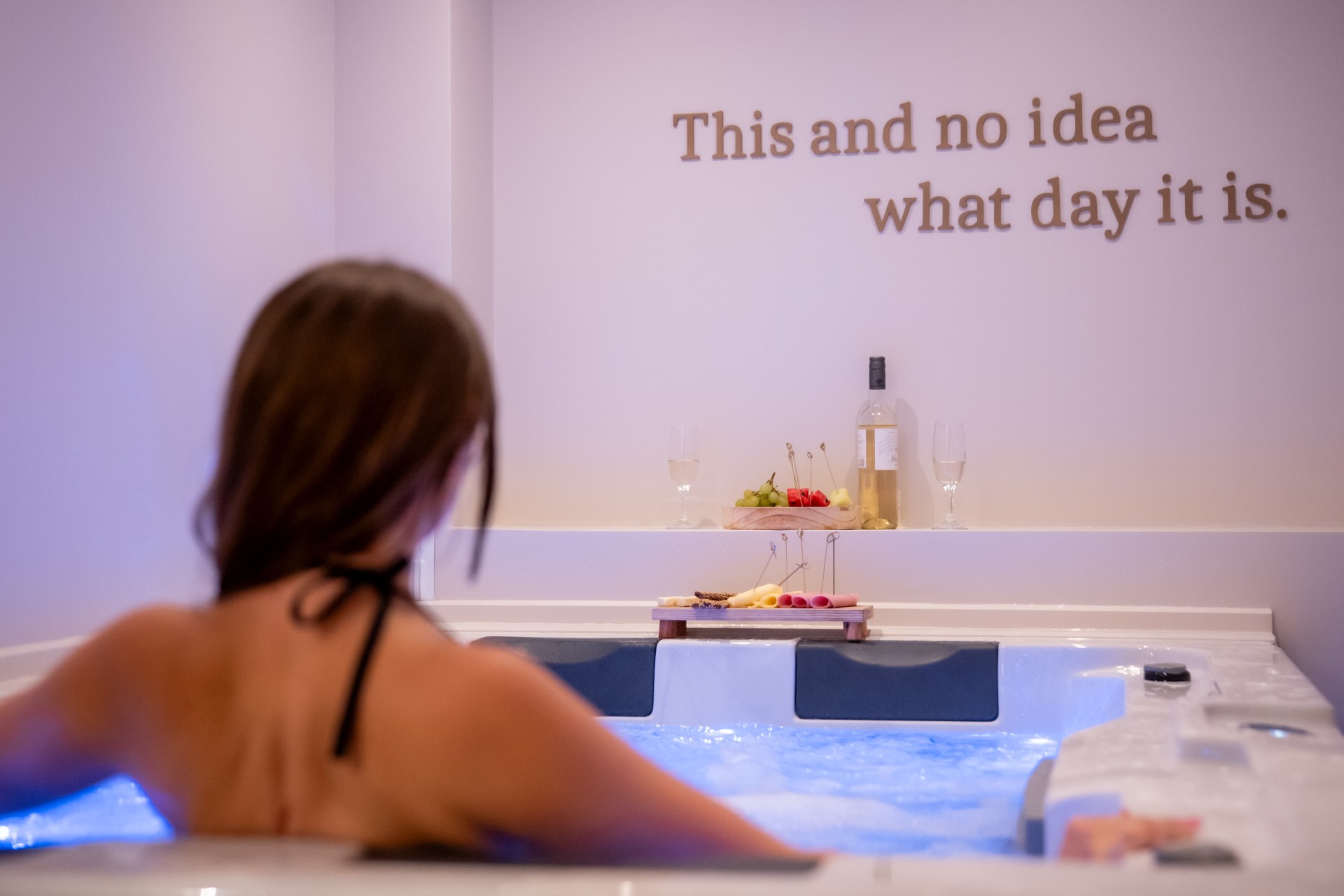Γυναίκα μέσα σε τζακούζι στον χώρο του spa στην αθήνα